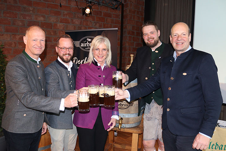 Aviator Anstich 2023 - das erste Bier ging an Flughafen Chef Jost Lammers, Allestro Geschäftsführer Andreas Reichert , Ministerinb Ulrike Scharf, Braumeister René Jacobsen und den 2. Geschäftsführer des Flughafn Mpnchen, Hendrik Andersson (v.l. n.r.) (©Foto: Martin Schmitz)